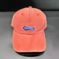 Vista dettagliata del cappellino da baseball corallo slavato con ricamo blu e trama. - Regolabile / Arancione Lavato