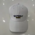Gedetailleerde opname van witte honkbalpet met geborduurde tekst GO FOR IT en STRIVE! - Verstelbaar / Wit