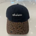 Stijlvolle zwarte baseballpet met trendy luipaardprint klep en witte borduursel. - Verstelbaar / Luipaard Kleurblok Zwart