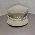 Nahaufnahme der 5-Panel-Outdoor-Campcap mit kurzem Schirm und Bergblick-Stickdetail. - Verstellbar / Armeegrün