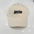 Casual beige honkbalpet met zwarte Sunday borduursel, vielzijdige zonnehoed voor dagelijks gebruik. - Verstelbaar / Beige