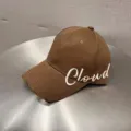 Bruine honkbalpet geborduurd met witte letters, casual zonbescherming voor outdoor. - Verstelbaar / Koffie