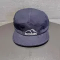 Marineblaue 5-Panel-Baseballkappe mit kurzem Schirm im Detail, weiße Bergstickerei. - Verstellbar / Marineblau