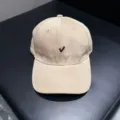 Beige gewassen katoenen honkbalpet met zwart geborduurd detail, vintage casual stijl. - Verstelbaar / Khaki