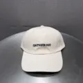Gedetailleerd uitzicht op een stijlvolle beige honkbalpet met zwart borduurwerk. - Verstelbaar / Beige