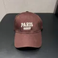 Bruine honkbalpet detail met gebord PARIS en FRENCH belettering op zachte kruinstof geplaatst. - Verstelbaar / koffiekleur