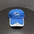 Detailopname van de blauw-witte honkbalpet met strak borduurwerk en paneelontwerp. - Verstelbaar / Blauw