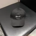 Zwarte honkbalpet met wit geborduurd logo. Casual zachte pet voor dagelijks comfort. - Verstelbaar / Zwart