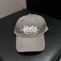 Gedetailleerd overzicht van de grijze honkbalpet met strak wit borduurwerk voor een chique look. - Verstelbaar / Grijs