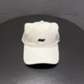 Detailopname van de witte honkbalpet met schattige kattenoren en borduursel aan de voorkant. - Verstelbaar / Beige