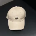 Beigekleurige casual honkbalpet met geborduurd driebalkdetail, zachte katoenen zonnekneep voor dagelijks. - Verstelbaar / Khaki