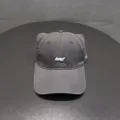 Gedetailleerd overzicht van een donkergrijze honkbalpet met kattenoren, casual streetwear stijl hoed. - Verstelbaar / Grijs