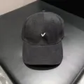 Zwarte katoenen honkbalpet met een opvallend minimalistisch wit geborduurd V-logo detail. - Verstelbaar / Zwart