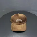Retro corduroy honkbalpet detailweergave, bruine letterborduursel, casual stijl. - Khaki