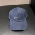 Donkerblauwe honkbalpet met witte geborduurde letters en een gebogen klep voor dagelijks. - Verstelbaar / Marineblauw