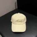 Gedetailleerd uitzicht van de beige katoenen honkbalpet met geborduurde Mood tekst op de voorkant. - Verstelbaar / Beige