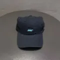 Detail van zwarte honkbalpet met kattenoren en zachte kroon en stijlvol borduurwerk. - Verstelbaar / Marineblauw