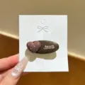 Braune gepunktete Herz Entenschnabel Haarklammer mit süßen Buchstaben für Modefrisuren. - Kaffee Plüsch Herz