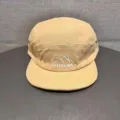 Detailansicht der khakifarbenen 5-Panel-Baseballcap mit Bergstickerei und kurzem Schirm. - Verstellbar / Braun