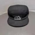 Schwarze Fünf-Panel-Camp-Cap mit kurzem weichem Schirm und moderner Berg-Bestickung. - Verstellbar / Schwarz