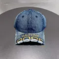 Primo piano del berretto da baseball in denim delavé con ricamo giallo e visiera strappata. - Regolabile / Blu Denim Scuro