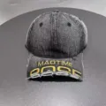 Primo piano del cappellino da baseball in denim slavato con dettagli di ricamo giallo. - Regolabile / Grigio Nero Lavato