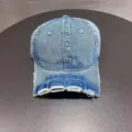 Dettaglio berretto da baseball in denim strappato, ricamo frontale, stile streetwear. - Regolabile / Blu Denim
