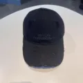 Zwarte, verweerde honkbalpet met sloganborduursel aan de voorkant, casual streetwear-detail. - Verstelbaar / Zwart