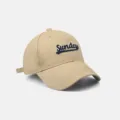 Cappellino da baseball in cotone beige con testo Sunday ricamato, design elegante curvo. - Regolabile / Kaki