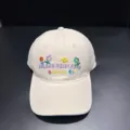 Beige geborduurde honkbalpet, minimalistische casual stijl, schattig bloemen- en letterontwerp voor zomer. - Wit