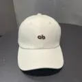 Gedetailleerd overzicht van de off-white katoenen honkbalpet met bruine geborduurde details. - Verstelbaar / Beige