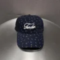 Gedetailleerd opname van een donkerblauwe gebloemde honkbalpet met wit geborduurd logo. - Verstelbaar / Marineblauw