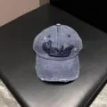 Gedetailleerd overzicht van de vintage gewassen denim honkbalpet met New York tekst en ster. - Verstelbaar / Marineblauw