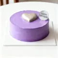 Gros plan détaillé d'un joli gâteau d'anniversaire violet avec topper cœur argenté. - Style Anniversaire 3 / Argent