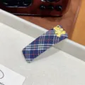 Schicke blaue Karo-Haarspange mit süßem Goldbär-Anhänger, ideal für hübsche Alltagsfrisuren. - Seitenclip (F-629#) / Dunkelblau Karo Bär
