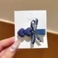 Nahaufnahme Detail der blauen Jeans Herz und Schleife Haarklammer im koreanischen Stil. - Herz-Schleifen-Stil (F-198#) / 1 Stück