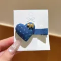 Detailansicht der niedlichen Jeans Polka Dot Herz Haarklammer mit goldenem Welpenanhänger. - Herz-Welpen-Stil (F-198#) / 1 Stück