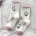 Flauschige süße Plüschsocken für Damen, warme Wintersocken in Rosa und Weiß mit Erdbeer. - Einheitsgröße / Katze und Erdbeere