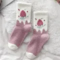 Rosa weisse Pluesch Mittelsocken mit suessem Erdbeer Muster fuer warme Herbst und Winter Tage. - Einheitsgröße / Farbblock Erdbeere