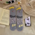 Gemütliche graue Damen Korallenfleece Socken, süßes Doodle Gesicht Muster, dicke warme Wintersocken. - Grau