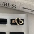 Vue rapprochée d'une bague cœur creux dorée avec bord perl, bijoux rétro français chic. - Bague Cœur Ajourée (@1)