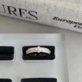 Gros plan sur la bague dentelle strass vintage, design ajouré délicat aux pierres. - Bague Micro-incrustée Dentelle Rétro (@3)