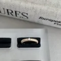 Détail de bague en or texturée délicate avec diamant central scintillant style rétro français. - Bague à Un Strass Gravée Dentelle (@12)