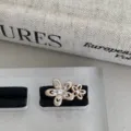 Vue rapprochée de la bague creuse à double fleur scintillante avec pierres et pétales texturés. - Bague Dentelle Ajourée Double Fleur (@4)