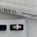Bague ajourée vintage en strass, gros plan détaillé sur le design gothique exquis. - Bague Croix Gothique Ajourée (@5)