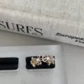 Vue rapprochée d'une bague dentelle florale en or rose avec des pierres étincelantes. - Bague Fleur Ajourée Or Rose (@6)