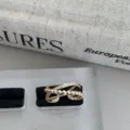 Gros plan d'un bague dorée à perles multicouches, détail de bijou vintage minimaliste. - Bague Perlée Croisée Multicouche (@7)