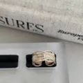 Gros plan d'une bague dorée vintage creuse en croix avec texture gravée et style gothique élégant. - Bague Ajourée Motif Croix Dorée (@8)