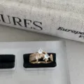 Gros plan detaille dune bague etoile zircon vintage, bijoux or multicouche fin. - Bague Strass Ajourée Étoile (@10)