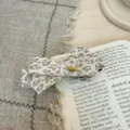 Pince banane nœud papillon en tissu imprimé léopard vintage pour queue de cheval basse. - S / Blanc Cassé